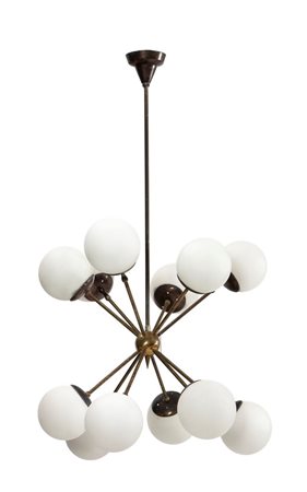 PRODUZIONE ITALIANA Lampadario con struttura in ottone, metallo laccato e...