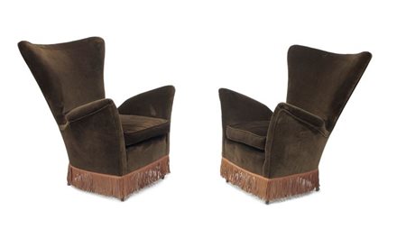 PRODUZIONE ITALIANA Coppia di poltrone con struttura in legno e imbottitura...