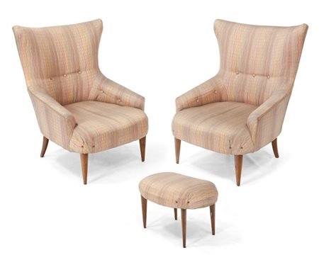 PRODUZIONE ITALIANA Coppia di poltrone ed un poggiapiedi con struttura in...