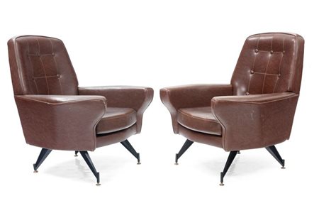 PRODUZIONE ITALIANA Coppia di poltrone con struttura in skai imbottito,...