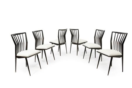 PRODUZIONE ITALIANA Sei sedie in legno laccato nero e fodere in similpelle....