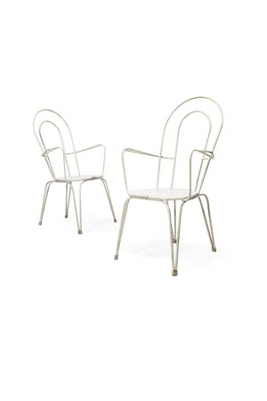 PRODUZIONE ITALIANA Due sedie da esterno in metallo laccato bianco. Anni '70...