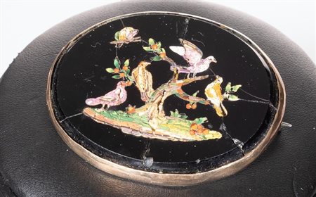 Spilla in micromosaico con albero e uccelli con evidenti rotture