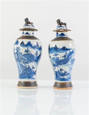 Coppia di potiches in porcellana. Cina, XX secolo.