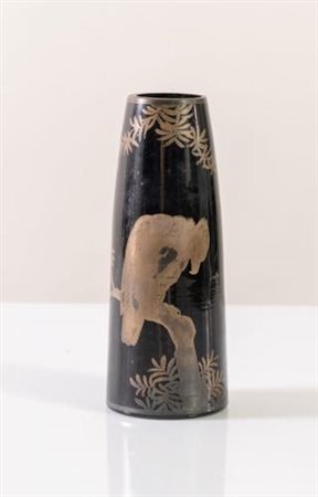 Piccolo vaso in vetro nero, XX secolo.