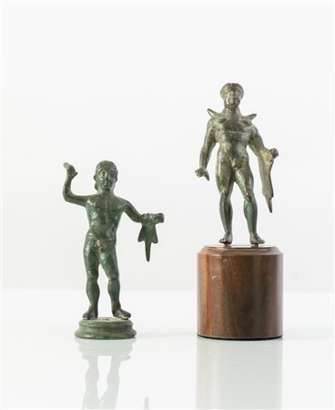 Lotto composto da due sculture in bronzo in stile archeologico, XX secolo.