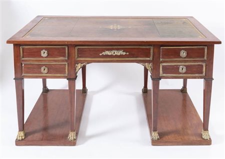 Scrivania da centro lastronata in mogano con piano in cuoio e bordo dorato con motivo di sfingi. Francia, fine XIX e inizio XX secolo. 