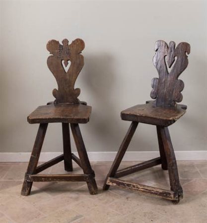 Coppia di sgabelli in legno di pioppo sagomato. Emilia, inizi del XVII secolo. 