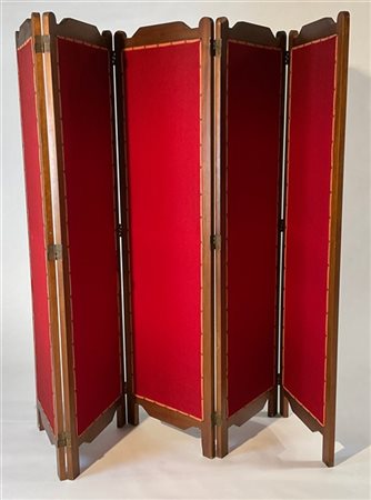 Paravento in legno a cinque ante rivestite in tessuto rosso. Italia, anni '60.