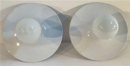 Coppia di lampade da parete/plafone in alluminio stampato e laccato bianco. Mil