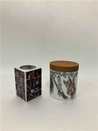 Lotto composto da un portapenne in porcellana serigrafata da un soggetto di Rem