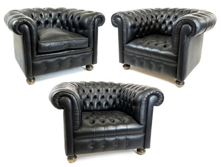 Coppia di poltrone capitonné unite ad una di simile fattura. Italia, anni '80/'