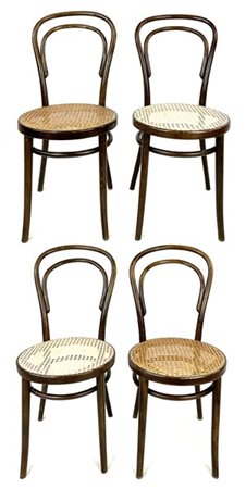Radomsko Quattro sedie in faggio curvato e tinto con seduta in paglia di Vienna.