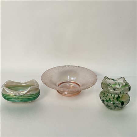 Manifattura centroeuropea Lotto composto da una coppa in vetro rosa trasparente