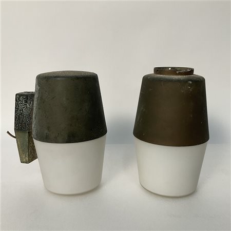 Greco Due lampade, una da parete e l'altra a sospensione, con struttura in otton