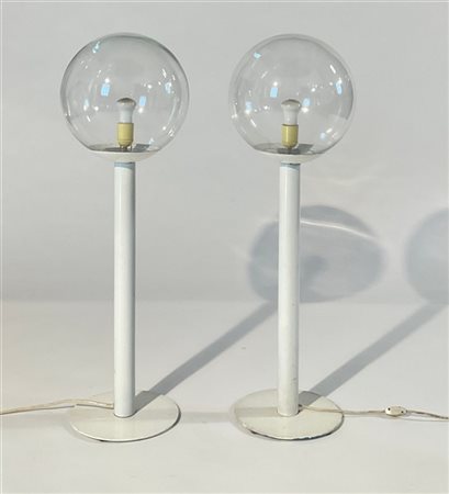 Coppia di lampade da terra con struttura in metallo laccato bianco e diffusore