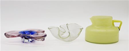Manifattura di Murano Lotto composto da due centrotavola e una brocca in vetro.