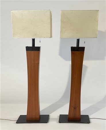 Coppia di lampade da terra in legno e metallo. Italia, anni '80/'90. (h cm 159)