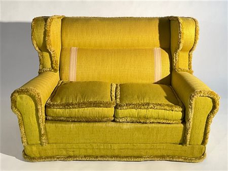 Luigi Vietti Coppia di divani a due posti con schienale a orecchioni, rivestiti