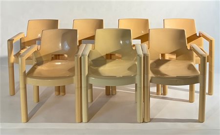 UPO FORNITURE Lotto di sette poltroncine in plastica pressofusa di colore beige.