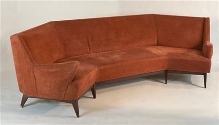 Grande divano da centro a quattro posti imbottito e rivestito in orsetto color