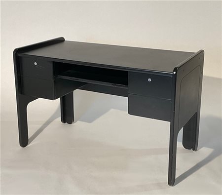 Scrivania in legno laccato nero con due cassetti nei lati e uno scomparto sotto