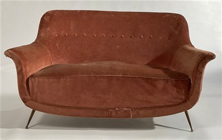 Divano a due posti rivestito in velluto color cipria, gambe in metallo ottonato