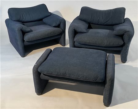 Vico Magistretti Coppia di poltrone con poggiapiedi con cuscino modello "Maralun
