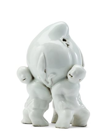 Gruppo scultoreo in porcellana blanc de Chine, raffigurante tre bambini che sor