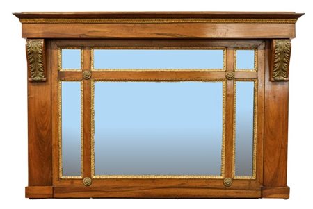 Caminiera in noce con specchi bordati a palmette dorate e applicazioni in lamie