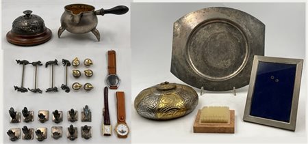 Scatola contenente alcuni oggetti in argento e altro materiale tra cui un campa