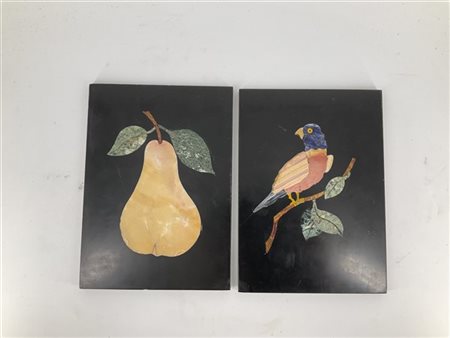 Coppia di commessi di pietre dure policrome raffiguranti pera e volatile su ram