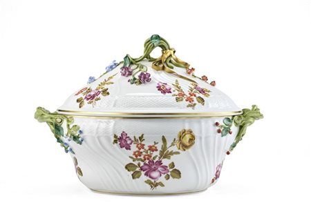 Manifattura Ginori, Doccia. Zuppiera biansata con coperchio in porcellana a spi