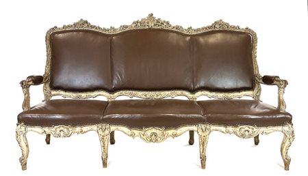 Divano a tre posti in legno riccamente intagliato a volute e motivi roccaille e