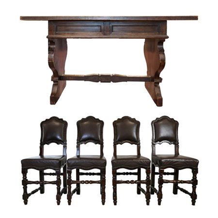 Lotto composto da quattro sedie in noce con gambe e traverse di raccordo tornit