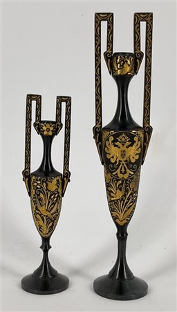 Lotto composto da due vasetti biansati in ferro niellato, inciso e dorato, uno