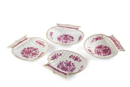 Gruppo di quattro conchiglie in porcellana con decoro floreale color porpora. C