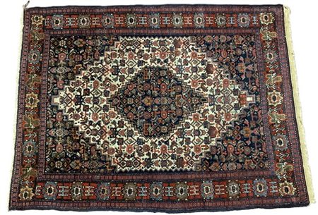 Tappeto Senneh, Persia, secolo XX. Decoro con medaglione romboidale blu su fond