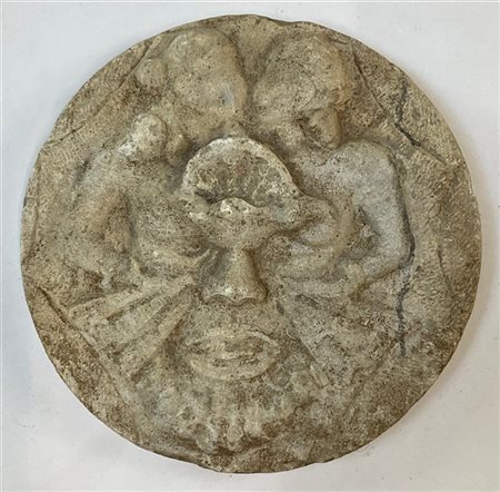 Tondo in pietra scolpita raffigurante coppia di amanti e mascherone (d cm 35) (