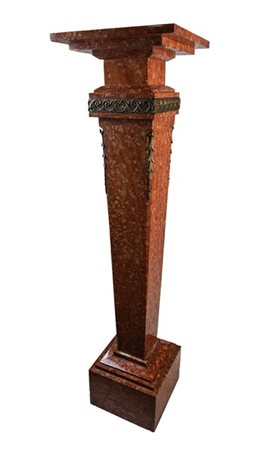 Piedistallo in marmo rosso di Asiago con sostegno rastremato su base a plinto,