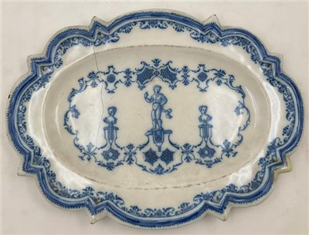 Manifattura di Moustier, secolo XVIII. Vassoio in maiolica a profilo mistilineo