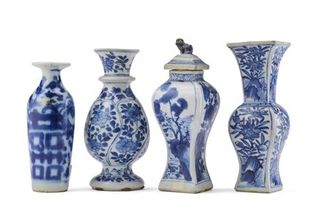 Gruppo di quattro vasi in porcellana bianca e blu decorati con fiori, paesaggi