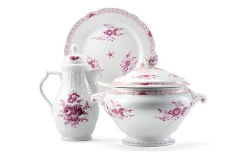 Manifatture differenti. Zuppiera ed un piatto a profilo mistilineo in porcellan