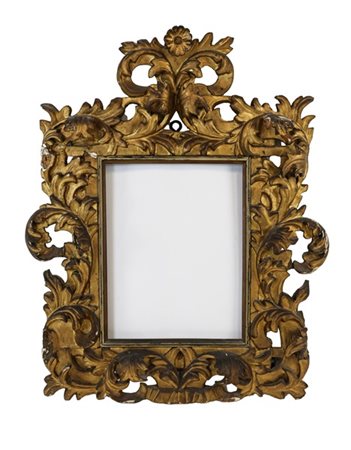 Cornice in legno intagliato e stucco dorato a volute fogliacee con cimasa fiori