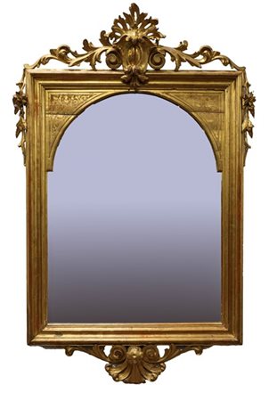 Specchiera di forma rettangolare in legno intagliato dorato e bulinato a volute