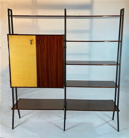 Mobile libreria con ripiani a giorno e vano a due sportelli. Italia, anni '60.