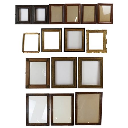 Lotto di due cartoni contenenti sedici cornici di epoche, stili e misure differ