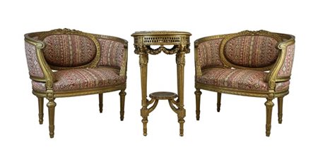 Lotto composto da una coppia di poltrone a pozzetto ed un tavolino in legno int