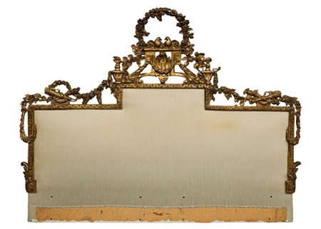 Testiera da letto in legno intagliato e dorato con cimasa centrata da colombe e