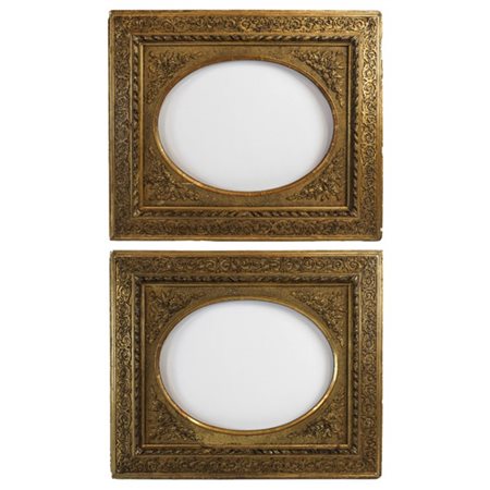 Coppia di cornici in legno e pastiglia dorata con luce ovale. Secolo XIX (cm 63